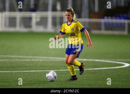 BILLERICAY, Großbritannien, SEPTEMBER 30: Poppy-Bindung von Hashtag United Women während der South East Division One zwischen Billericay Town Ladies und Hash Stockfoto