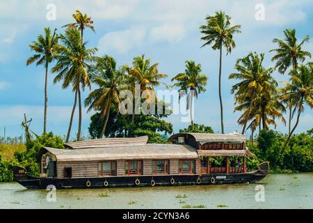 Kerala Hausboot, ein Reis, Gewürze oder Waren Barge umgewandelt für beliebte Rückwasser-Kreuzfahrten; Alappuzha (Alleppey), Kerala, Indien Stockfoto