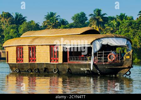 Kerala Hausboot, ein Reis, Gewürze oder Waren Barge umgewandelt für beliebte Rückwasser-Kreuzfahrten; Alappuzha (Alleppey), Kerala, Indien Stockfoto