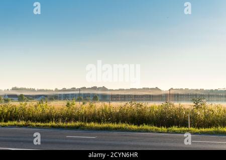 Nebliger Sommermorgen, Morgennebel über der Stadt Stockfoto