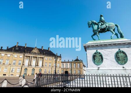 Kopenhagen, Dänemark - 27. August 2019: Reiterstatue des Königs Friedrich V. und die Fassade des Christlichen VIII. Palastes (Levetzau Palast) mit pe Stockfoto