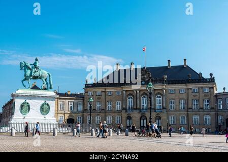 Kopenhagen, Dänemark - 27. August 2019: Reiterstatue des Königs Friedrich V. und die Fassade des Schlosses Friedrich VIII. (Schloss Brockdorff) mit Stockfoto