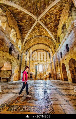 Demre, Türkei - September 4, 2016 - Mädchen Spaziergänge durch die Vorhalle der Kirche St. Nicholos, geglaubt, die Quelle des Santa Claus Mythos zu werden. Stockfoto