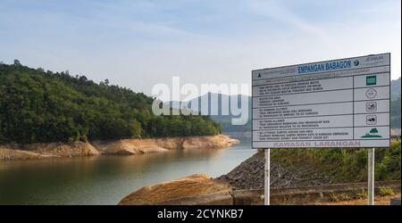 Babagon Talsperre in Sabah, Malaysia. Es ist ein Wasserreservoir und Hochwasserschutzdamm für ein großes Wassereinzugsgebiet des Crocker Gebirges. Stockfoto