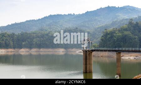 Babagon Talsperre in Sabah, Malaysia. Es ist ein Wasserreservoir und Hochwasserschutzdamm für ein großes Wassereinzugsgebiet des Crocker Gebirges. Stockfoto