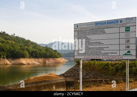 Babagon Talsperre in Sabah, Malaysia. Es ist ein Wasserreservoir und Hochwasserschutzdamm für ein großes Wassereinzugsgebiet des Crocker Gebirges. Stockfoto