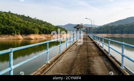 Babagon Talsperre in Sabah, Malaysia. Es ist ein Wasserreservoir und Hochwasserschutzdamm für ein großes Wassereinzugsgebiet des Crocker Gebirges. Stockfoto