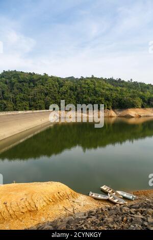 Babagon Talsperre in Sabah, Malaysia. Es ist ein Wasserreservoir und Hochwasserschutzdamm für ein großes Wassereinzugsgebiet des Crocker Gebirges. Stockfoto