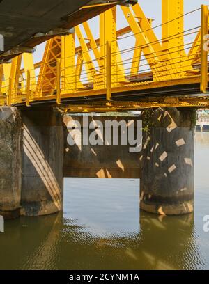 Papar, Sabah, Malaysia: Die Papar Railway Bridge. Ein Teil davon stammt aus der Kolonialzeit vor dem Krieg, der andere Teil wurde nach Bombenschäden im Zweiten Weltkrieg wieder aufgebaut. Stockfoto