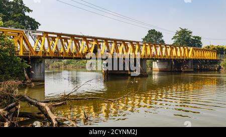 Papar, Sabah, Malaysia: Die Papar Railway Bridge. Ein Teil davon stammt aus der Kolonialzeit vor dem Krieg, der andere Teil wurde nach Bombenschäden im Zweiten Weltkrieg wieder aufgebaut. Stockfoto