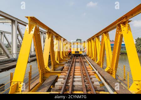 Papar, Sabah, Malaysia: Wartungsbande der Sabah State Railway mit einem Reparaturwagen auf der Papar Railway Bridge. Stockfoto