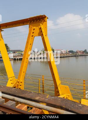 Papar, Sabah, Malaysia: Die Papar Railway Bridge. Ein Teil davon stammt aus der Kolonialzeit vor dem Krieg, der andere Teil wurde nach Bombenschäden im Zweiten Weltkrieg wieder aufgebaut. Stockfoto