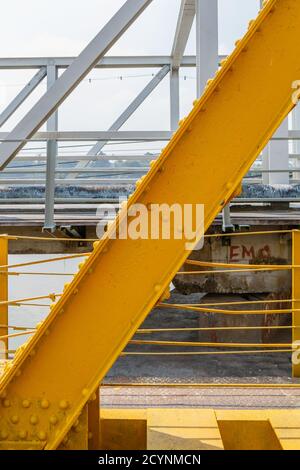 Papar, Sabah, Malaysia: Die Papar Railway Bridge. Ein Teil davon stammt aus der Kolonialzeit vor dem Krieg, der andere Teil wurde nach Bombenschäden im Zweiten Weltkrieg wieder aufgebaut. Stockfoto