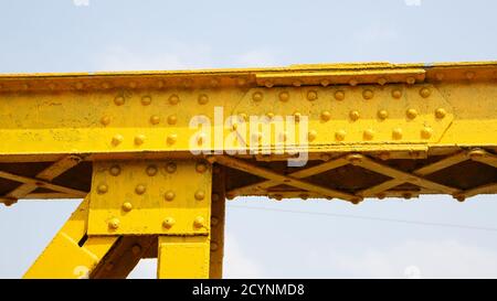 Papar, Sabah, Malaysia: Die Papar Railway Bridge. Ein Teil davon stammt aus der Kolonialzeit vor dem Krieg, der andere Teil wurde nach Bombenschäden im Zweiten Weltkrieg wieder aufgebaut. Stockfoto