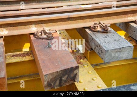 Papar, Sabah, Malaysia: Die Papar Railway Bridge. Ein Teil davon stammt aus der Kolonialzeit vor dem Krieg, der andere Teil wurde nach Bombenschäden im Zweiten Weltkrieg wieder aufgebaut. Stockfoto