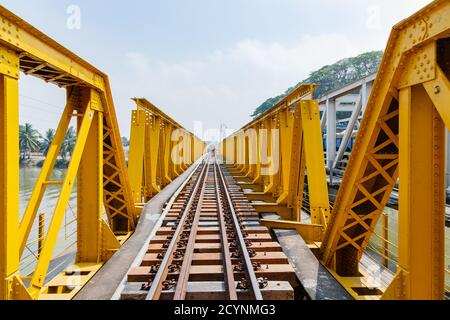 Papar, Sabah, Malaysia: Die Papar Railway Bridge. Ein Teil davon stammt aus der Kolonialzeit vor dem Krieg, der andere Teil wurde nach Bombenschäden im Zweiten Weltkrieg wieder aufgebaut. Stockfoto