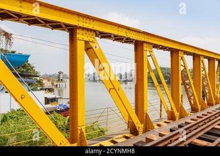 Papar, Sabah, Malaysia: Die Papar Railway Bridge. Ein Teil davon stammt aus der Kolonialzeit vor dem Krieg, der andere Teil wurde nach Bombenschäden im Zweiten Weltkrieg wieder aufgebaut. Stockfoto