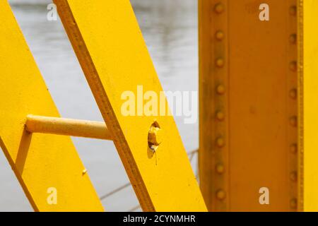 Papar, Sabah, Malaysia: Die Papar Railway Bridge. Ein Teil davon stammt aus der Kolonialzeit vor dem Krieg, der andere Teil wurde nach Bombenschäden im Zweiten Weltkrieg wieder aufgebaut. Stockfoto