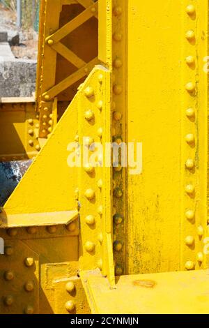 Papar, Sabah, Malaysia: Die Papar Railway Bridge. Ein Teil davon stammt aus der Kolonialzeit vor dem Krieg, der andere Teil wurde nach Bombenschäden im Zweiten Weltkrieg wieder aufgebaut. Stockfoto