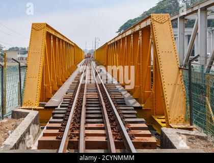 Papar, Sabah, Malaysia: Die Papar Railway Bridge. Ein Teil davon stammt aus der Kolonialzeit vor dem Krieg, der andere Teil wurde nach Bombenschäden im Zweiten Weltkrieg wieder aufgebaut. Stockfoto