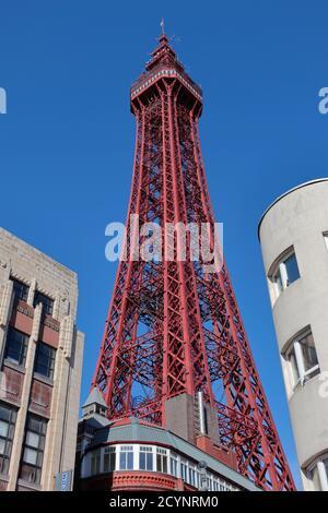 Blackpool Tower vom Südosten aus gesehen Blackpool Dungeon Eingang Stockfoto
