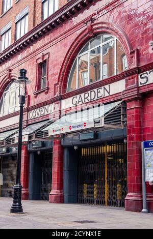 Eine verlassene Covent Garden Röhre während der covid-19 Pandemie. Stockfoto