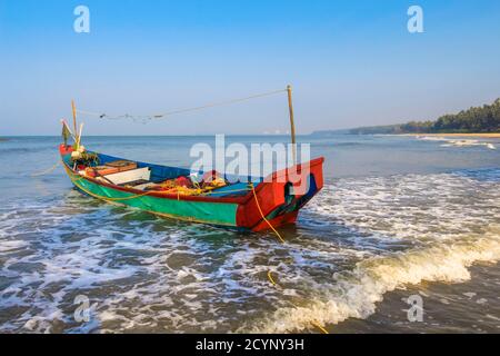 Fischerboot am schönen, unberührten, Kizhunna Strand, südlich von Kannur an der Keralan Nordküste; Kizhunna, Kannur, Kerala, Indien Stockfoto