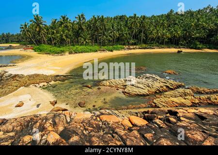 Cherakkallu Felsen und Sanddisthmus, zwischen Kizhunna & Ezhara Strände, südlich von Kannur an der Nordküste; Kannur, Kerala, Indien Stockfoto