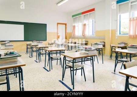 Leeres Klassenzimmer. Zurück zur Schule während der Covid-Pandemie. Stockfoto