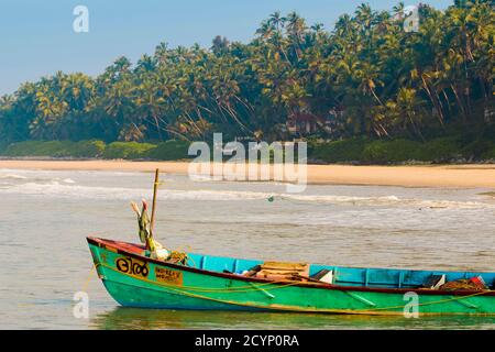 Fischerboot am schönen, unberührten, Kizhunna Strand, südlich von Kannur an der Keralan Nordküste; Kizhunna, Kannur, Kerala, Indien Stockfoto