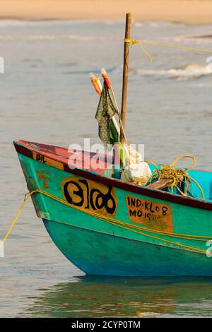 Bug von Fischerboot am schönen, unberührten, Kizhunna Strand, südlich von Kannur an der Keralan Nordküste; Kizhunna, Kannur, Kerala, Indien Stockfoto