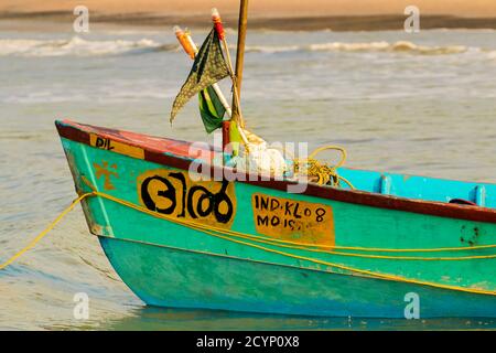 Bug von Fischerboot am schönen, unberührten, Kizhunna Strand, südlich von Kannur an der Keralan Nordküste; Kizhunna, Kannur, Kerala, Indien Stockfoto