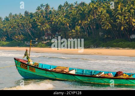 Fischerboot am schönen, unberührten, Kizhunna Strand, südlich von Kannur an der Keralan Nordküste; Kizhunna, Kannur, Kerala, Indien Stockfoto