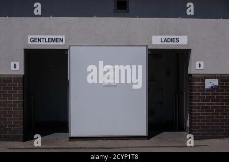 Eintritt zu den öffentlichen Toiletten für Damen und Herren in der Stadt Zentrum Ellesmere Port in Cheshire Juli 2020 Stockfoto