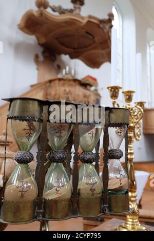 Sands der Zeit fließt durch elegante Sanduhren würde dazu dienen, die Verbosity der Prediger zu begrenzen und die Gemeinde zu beruhigen. Stockfoto