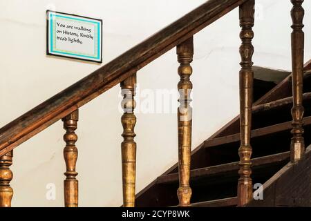 Treppenhaus & Schild im portugiesischen Kolonialstil Old Courtyard Hotel in Fort Cochin; Princess St, Kochi (Cochin), Kerala, Indien Stockfoto