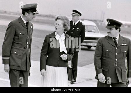 Premierministerin Margaret Thatcher bei Ankunft am Flughafen London Heathrow im August 1979 Stockfoto