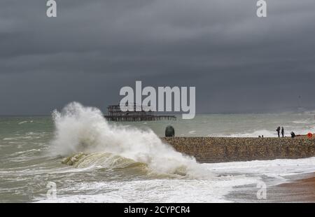 Brighton UK 2. Oktober 2020 - Besucher beobachten die Wellen an der Küste von Brighton, während Storm Alex durch Großbritannien fegt und starke Winde und Regen bringt, besonders in südlichen Gebieten : Credit Simon Dack / Alamy Live News Stockfoto