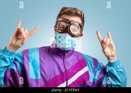 Lustiges Porträt eines jungen Mannes mit Brille und Maske Verrückt werden Stockfoto