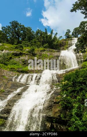 Cheeyappara Wasserfall kurz nach dem Monsun, eine beliebte Sehenswürdigkeit auf der Madurai nach Munnar Straße, fällt es 300m in 7 Stufen; Idukki Bezirk, Kerala, Indien Stockfoto