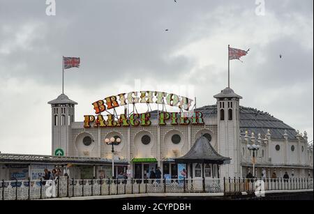 Brighton UK 2. Oktober 2020 - Besucher auf dem windgepeitschten Brighton Palace Pier während Storm Alex durch Großbritannien fegt und starke Winde und Regen bringt vor allem in südlichen Gebieten : Credit Simon Dack / Alamy Live News Stockfoto