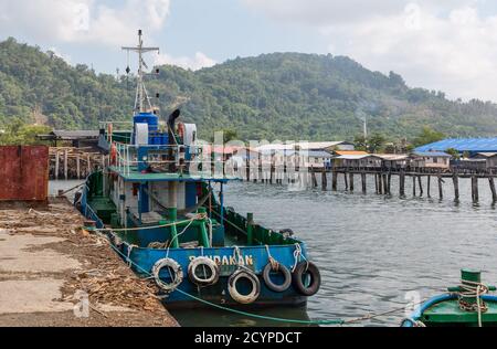 Schlepper an der Lieferstelle von rohem Holz, dieses Boot ist unsually Schleppen der Holzkähne oder Flöße zur Sperrholzfabrik in Sandakan Sabah Stockfoto