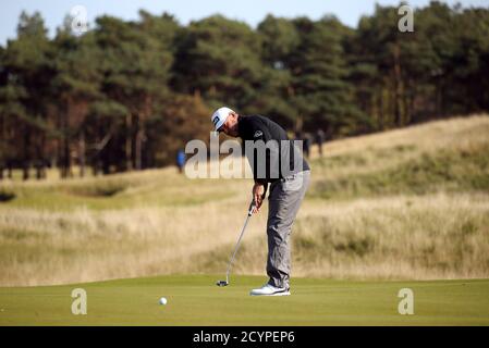 Englands Lee Westwood putts auf dem neunten Grün während der zweiten Runde der Aberdeen Standard Investments Scottish Open im Renaissance Club, North Berwick. Stockfoto