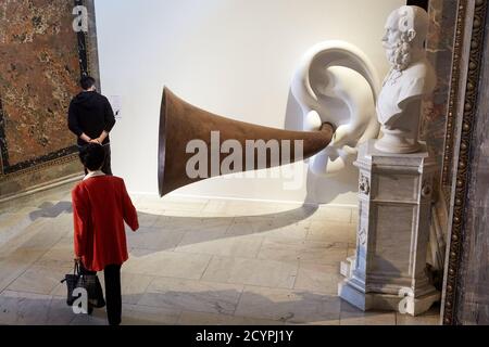 Wien, Österreich. Oktober 2020. Besucher einer Ausstellung zum 250. Geburtstag des Komponisten und Pianisten Ludwig van Beethoven im Kunsthistorischen Museum Wien, Österreich, 1. Oktober 2020. Quelle: Georges Schneider/Xinhua/Alamy Live News Stockfoto