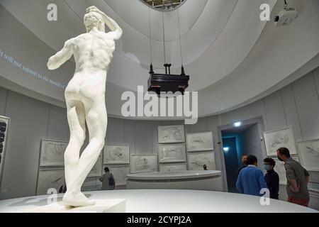 Wien, Österreich. Oktober 2020. Besucher einer Ausstellung zum 250. Geburtstag des Komponisten und Pianisten Ludwig van Beethoven im Kunsthistorischen Museum Wien, Österreich, 1. Oktober 2020. Quelle: Georges Schneider/Xinhua/Alamy Live News Stockfoto