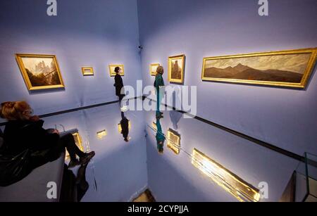 Wien, Österreich. Oktober 2020. Besucher einer Ausstellung zum 250. Geburtstag des Komponisten und Pianisten Ludwig van Beethoven im Kunsthistorischen Museum Wien, Österreich, 1. Oktober 2020. Quelle: Georges Schneider/Xinhua/Alamy Live News Stockfoto