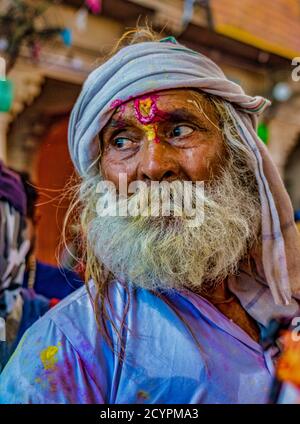 Barsana, Indien - Februar 23, 2018 - alter Mann mit grauen Bart sieht Kamera - während Holi Festival links Stockfoto