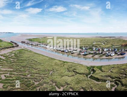 Luftaufnahme des Feuchtgebiets und ein Boot, das an der festgemacht wird Ende der canvey Insel mit Blick auf southend auf dem Meer In essex england Stockfoto