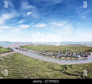 Luftaufnahme des Feuchtgebiets und ein Boot, das an der festgemacht wird Ende der canvey Insel mit Blick auf southend auf dem Meer In essex england Stockfoto