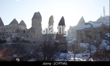 Verschneite Kappadokien Feenkamine Felsformationen im Winter in der Nähe von Göreme, Türkei. Stockfoto